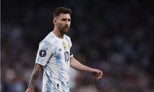 郭涛儿子晒毕业照,18岁石头穿学士服,戴手表和戒指一脸成熟_爸爸_孩子_类型 郭涛儿子晒毕业照,18岁石头穿学士服,戴手表和戒指一脸成熟_爸爸_孩子_类型